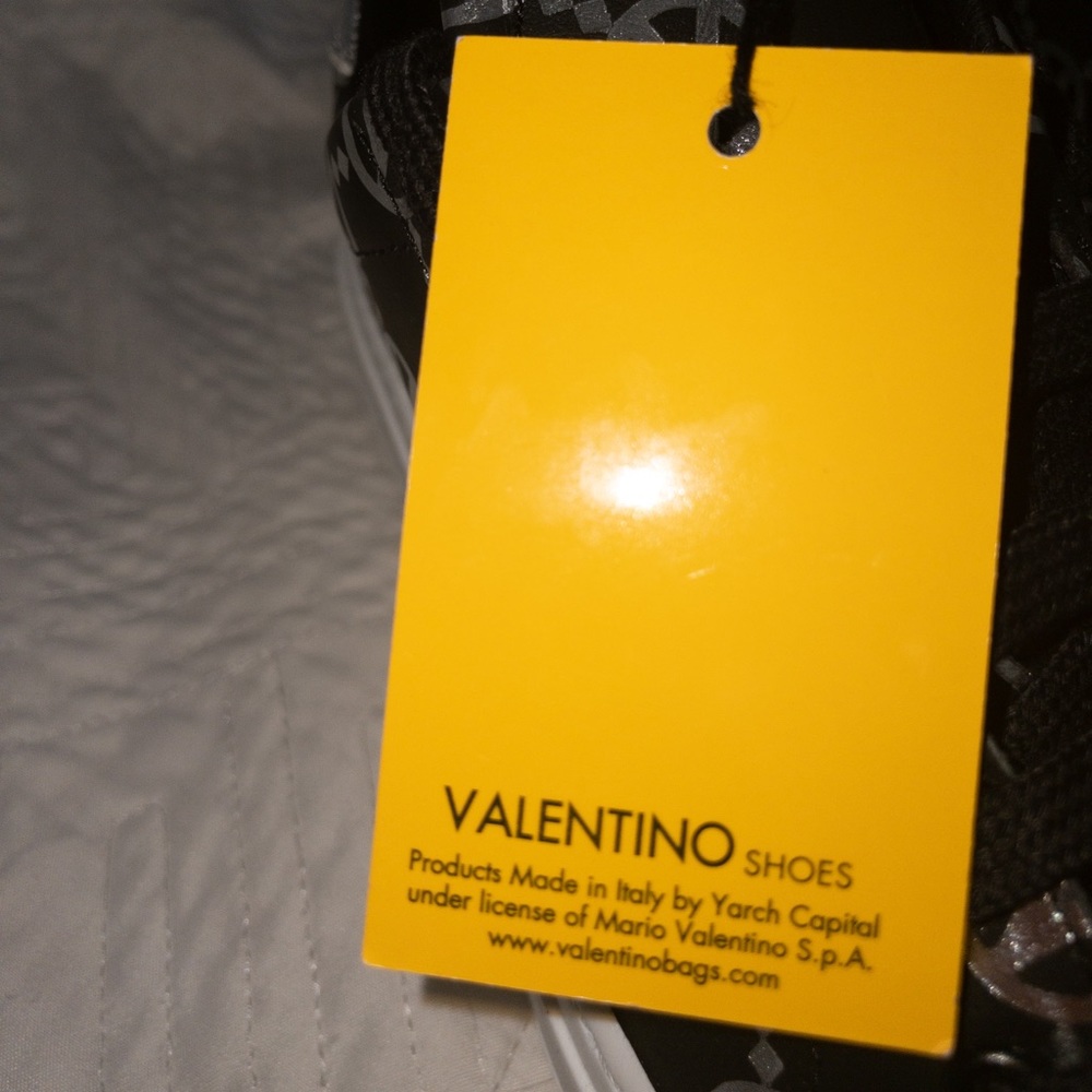 VALENTINO Logo Styled LOW CUT SNEAKERS๐100% REAL LEATHER - Picture 4 of 10